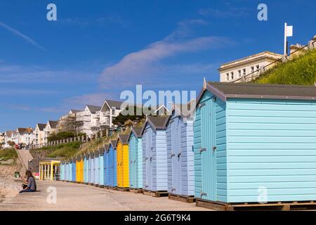 Bunte Strandhütten am Castle Beach an einem warmen, sonnigen Tag in Falmouth, Cornwall, Großbritannien, im Juni Stockfoto