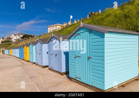 Bunte Strandhütten am Castle Beach an einem warmen, sonnigen Tag in Falmouth, Cornwall, Großbritannien, im Juni Stockfoto