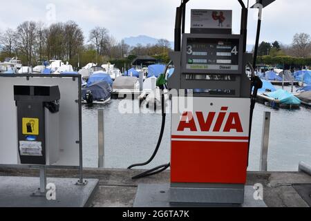 Vorderansicht der Tankstelle der Firma Avia im Yachthafen der Stadt Luzern, gelegen am Vierwaldstättersee, mit festfahrenden Yachten und Motorbooten. Stockfoto