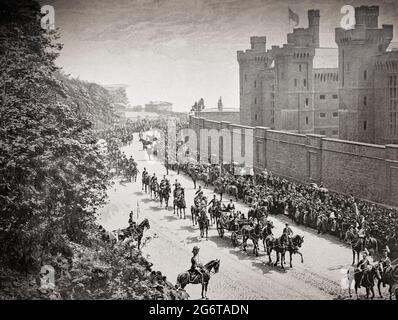 Ein Blick aus dem späten 19. Jahrhundert auf den Commissioner's Walk am Calton-Gefängnis in Regent's Terrace, Edinburgh, Schottland. In der Kutsche mit einer militärischen Eskorte befindet sich der Lord High Commissioner, der den Souverän vertritt. Stockfoto