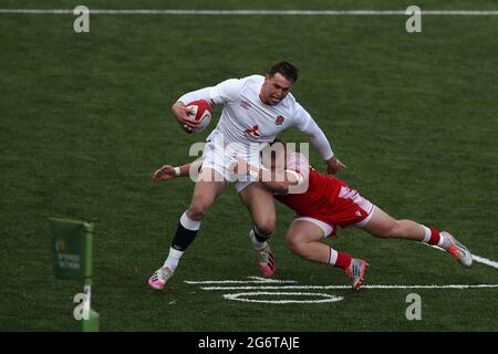 Cardiff, Großbritannien. Juli 2021. Tom Roebuck aus England wird angegangen. 2021 Six Nations U20 Championship round 4, Wales V England at the BT Sport Cardiff Arms Park in Cardiff, South Wales on Mittwoch 7 July 2021. PIC by Andrew Orchard/Andrew Orchard Sports Photography/Alamy Live News Credit: Andrew Orchard Sports Photography/Alamy Live News Stockfoto