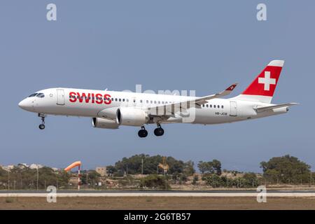 Swiss International Air Lines Bombardier CSeries CS300 (Reg.: HB-JCM) landete an einem heißen, sonnigen Nachmittag. Stockfoto