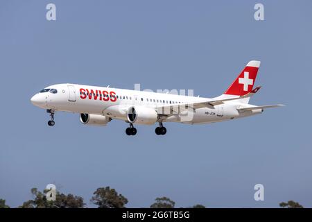 Swiss International Air Lines Bombardier CSeries CS300 (Reg.: HB-JCM) landete an einem heißen, sonnigen Nachmittag. Stockfoto