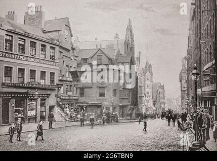 Eine Ansicht der High Street in Edinburgh, Schottland, aus dem späten 19. Jahrhundert und des John Knox's House, angeblich im Besitz des protestantischem Reformators gewesen und dort gelebt zu sein. Obwohl das Haus während der Belagerung des Edinburgh Castle nur für einige Monate Knox zu Hause war, wird angenommen, dass er hier starb.“ Es scheint seit Mitte des 19. Jahrhunderts als „John Knox's House“ weithin akzeptiert worden zu sein, nachdem viktorianische Schriftsteller wie Robert Chambers und Sir Daniel Wilson die populäre Tradition wiederholt hatten, Knox's Namen darauf zu befestigen. Stockfoto