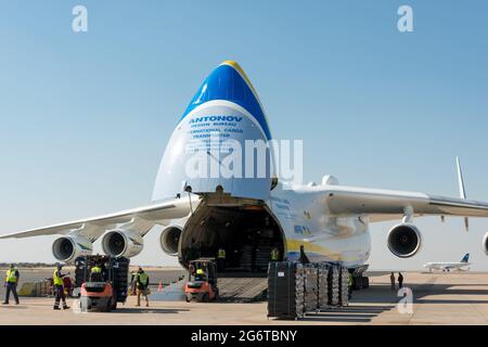 Antonov an-225 Mriya in Namibia mit Spenden aus Deutschland, Juli 2021. Das Flugzeug landete am internationalen Flughafen Hosea Kutako Stockfoto