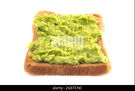 Avocado Toast auf Weizenbrot isoliert auf weißem Hintergrund Stockfoto