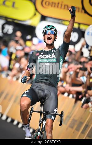 Der Deutsche Nils Politt von Bora-Hansgrohe feiert, als er die Ziellinie überquert, um die Etappe 12 der 108. Auflage des Radrennens der Tour de France zu gewinnen, Stockfoto