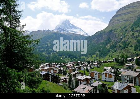 Blick über Zermatt und das Matterhorn, Kanton Wallis, Schweiz. Stockfoto