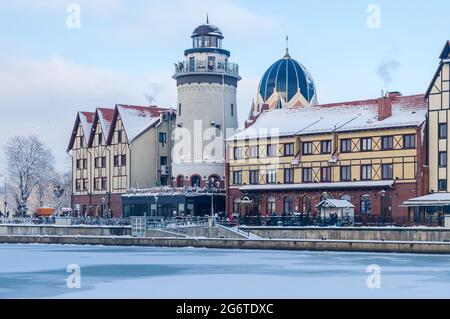 Königsberg, Russland, 29. Januar 2021. Architektur im deutschen Stil 'Fischdorf', Altstadt. Ethnographische und Handels- und Handwerkszentrum Stockfoto