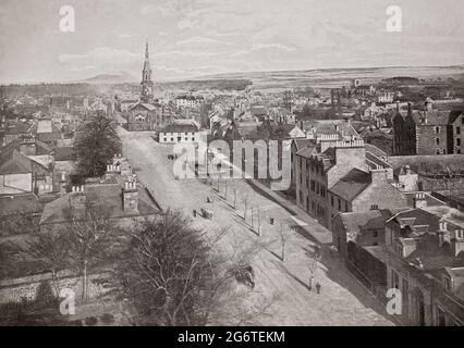 Eine Luftaufnahme aus dem späten 19. Jahrhundert von Haddington, einer Stadt in East Lothian, Schottland. Es wurde zum wichtigsten administrativen, kulturellen und geographischen Zentrum von East Lothian, als die schottischen Kommunalreformen in der Grafschaft Haddingtonshire für den Zeitraum von 1889 bis 1921 annahmen. Im 16. Jahrhundert wurde John Knox, der große protestierende Reformator, in der Stadt geboren und ausgebildet. Stockfoto