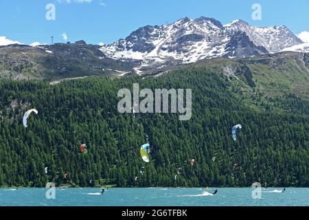 Kitesurfer am Silvaplana-See im Oberengadin, Schweiz. Stockfoto