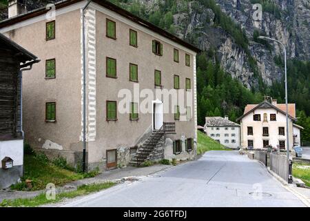 Alte HŠuser in der Gemeinde Mulegns, Bezirk Albula, Kanton GraubŸnden, Schweiz. Stockfoto