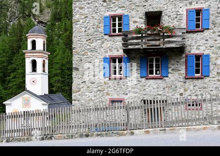 Alte HŠuser in der Gemeinde Mulegns, Bezirk Albula, Kanton GraubŸnden, Schweiz. Stockfoto