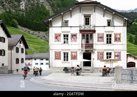 Alte HŠuser in der Gemeinde Mulegns, Bezirk Albula, Kanton GraubŸnden, Schweiz. Stockfoto