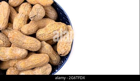 RAW in Shell Peanuts isoliert auf weißem Hintergrund Stockfoto