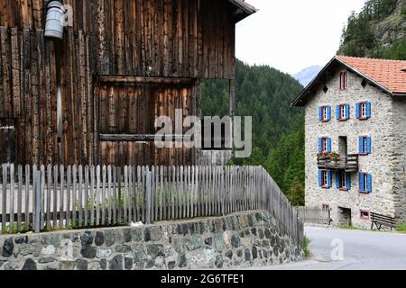 Alte HŠuser in der Gemeinde Mulegns, Bezirk Albula, Kanton GraubŸnden, Schweiz. Stockfoto