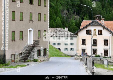 Alte HŠuser in der Gemeinde Mulegns, Bezirk Albula, Kanton GraubŸnden, Schweiz. Stockfoto