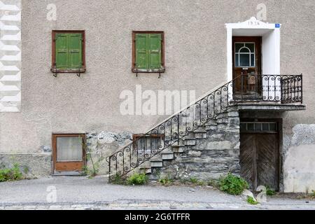 Alte HŠuser in der Gemeinde Mulegns, Bezirk Albula, Kanton GraubŸnden, Schweiz. Stockfoto