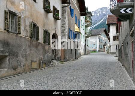 Alte HŠuser in der Gemeinde BergŸn/Bravuogn, Bezirk Albula, Kanton GraubŸnden, Schweiz. Stockfoto