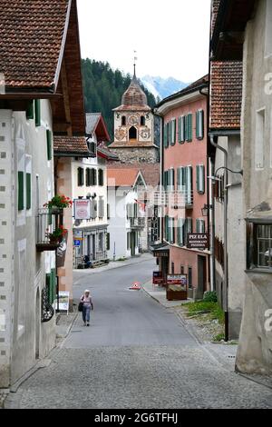 Alte HŠuser in der Gemeinde BergŸn/Bravuogn, Bezirk Albula, Kanton GraubŸnden, Schweiz. Stockfoto