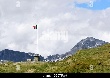 Italienische Fahne auf der Passhšhe des SplŸgenpasses, Provinz Sondrio, Italien Stockfoto