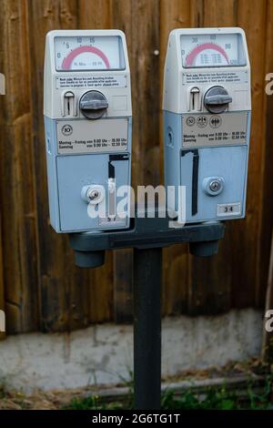 Alte mechanische deutsche Doppelparkmeter in Menzenschwand (St. Blasien), Baden-Württemberg, Deutschland Stockfoto