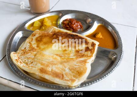 Roti planta ist ein beliebtes Frühstück in Malaysia. Es ist Roti Canai mit hinzugefügter Margarine. Stockfoto