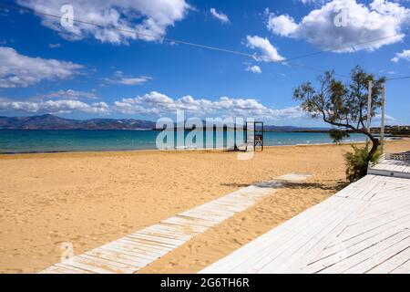 Santa Maria Strand in der Nähe von Naoussa, in der Bucht von Plastira auf der Insel Paros. Kykladen, Griechenland Stockfoto