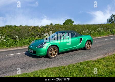 2000 grüner Toyota MR2 Roadster VVti Cabriolet Roadster; Fahrt auf Landstraßen auf dem Weg zur Capesthorne Hall, Oldtimer-Ausstellung in Cheshire, Großbritannien Stockfoto