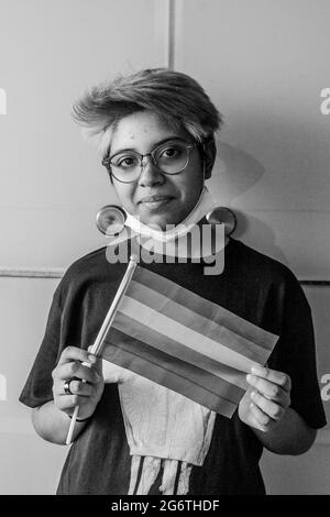 Dante-Platz, Neapel, Italien, 3. Juli 2021. 25 Jahre nach der ersten Pride in Süditalien (29. Juni 1996) befinden sich die italienischen LGBTQ+-Bürger mitten in einem harten Kampf um die Gesetzesvorlage gegen Homophobie, Transphobie, Misogynie und Hassverbrechen gegen behinderte Menschen durch den Abgeordneten Alessandro Zan. Im Einklang mit den EU-Richtlinien stieß der Vorschlag auf ständigen Widerstand der Konservativen der rechten Seite und der römischen Kirche. „Ich fand es heraus, als ich erst 12 war. Jetzt bin ich 16. Es war wirklich schwierig, mich mit meinen Eltern und meiner Großmutter, die bei uns lebt, zu öffnen. Menschen wie ich müssen jedoch aufhören Stockfoto