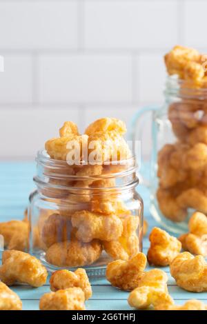 Karamell Puff Corn Popcorn in Glasgläsern Stockfoto