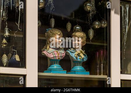 Schaufenster in Thüringen mit Weihnachtsschmuck und Spielzeugfiguren. Sonneberg, Deutschland Stockfoto