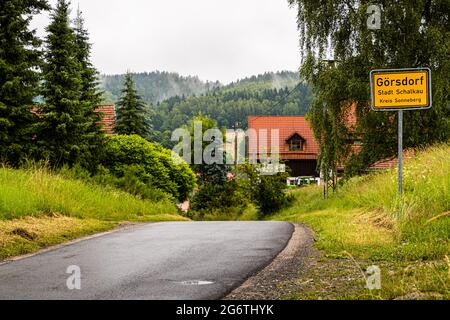 Das ostdeutsche Dorf Görsdorf war zur Zeit der deutschen Teilung so nahe an der Grenze, dass es vollständig von einer zusätzlichen Mauer umgeben war. Schalkau, Deutschland Stockfoto