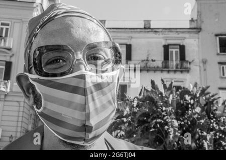 Dante-Platz, Neapel, Italien, 3. Juli 2021. 25 Jahre nach der ersten Pride in Süditalien befinden sich die italienischen LGBTQ+-Bürger inmitten eines harten Kampfes, um das Gesetz gegen Homophobie, Transphobie, Misogynie und Hassverbrechen gegen behinderte Menschen durch den Abgeordneten Alessandro Zan zu verabschieden. Im Einklang mit den EU-Richtlinien stieß der Vorschlag auf ständigen Widerstand der Konservativen der rechten Seite und der römischen Kirche. „der Zan-Vorschlag muss sicherlich angenommen werden. Es besteht ein großer Bedarf dafür. Ich bin als Bischof gekleidet, weil ich provozieren wollte. Ich bin bereit, Liebhaber jeder Art zu heiraten. Die Bibel Stockfoto