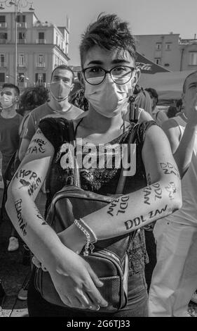 Dante-Platz, Neapel, Italien, 3. Juli 2021. Fünfundzwanzig Jahre nach der ersten Pride in Süditalien (29. Juni 1996) befinden sich die italienischen LGBTQ+-Bürger inmitten eines harten Kampfes, um die Gesetzesvorlage gegen Homophobie, Transphobie, Misogynie und Hassverbrechen gegen behinderte Menschen durch den Abgeordneten Alessandro Zan zu verabschieden. Im Einklang mit den EU-Richtlinien stieß der Vorschlag auf ständigen Widerstand der Konservativen der rechten Seite und der römischen Kirche. „auf meinen linken Arm schrieb ich, was ich will: Die Zustimmung von DDL Zan. Auf dem rechten Arm: Ich habe einige Teilnehmer gefragt, was der Stolz ist und was sie am meisten wollen“, sagt Giul Stockfoto