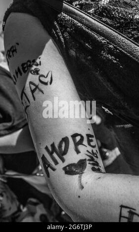 Dante-Platz, Neapel, Italien, 3. Juli 2021. Fünfundzwanzig Jahre nach der ersten Pride in Süditalien (29. Juni 1996) befinden sich die italienischen LGBTQ+-Bürger inmitten eines harten Kampfes, um die Gesetzesvorlage gegen Homophobie, Transphobie, Misogynie und Hassverbrechen gegen behinderte Menschen durch den Abgeordneten Alessandro Zan zu verabschieden. Im Einklang mit den EU-Richtlinien stieß der Vorschlag auf ständigen Widerstand der Konservativen der rechten Seite und der römischen Kirche. „auf meinen linken Arm schrieb ich, was ich will: Die Zustimmung von DDL Zan. Auf dem rechten Arm: Ich habe einige Teilnehmer gefragt, was der Stolz ist und was sie am meisten wollen“, sagt Giul Stockfoto