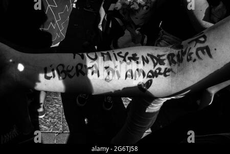 Dante-Platz, Neapel, Italien, 3. Juli 2021. Fünfundzwanzig Jahre nach der ersten Pride in Süditalien (29. Juni 1996) befinden sich die italienischen LGBTQ+-Bürger inmitten eines harten Kampfes, um die Gesetzesvorlage gegen Homophobie, Transphobie, Misogynie und Hassverbrechen gegen behinderte Menschen durch den Abgeordneten Alessandro Zan zu verabschieden. Im Einklang mit den EU-Richtlinien stieß der Vorschlag auf ständigen Widerstand der Konservativen der rechten Seite und der römischen Kirche. „auf meinen linken Arm schrieb ich, was ich will: Die Zustimmung von DDL Zan. Auf dem rechten Arm: Ich habe einige Teilnehmer gefragt, was der Stolz ist und was sie am meisten wollen“, sagt Giul Stockfoto