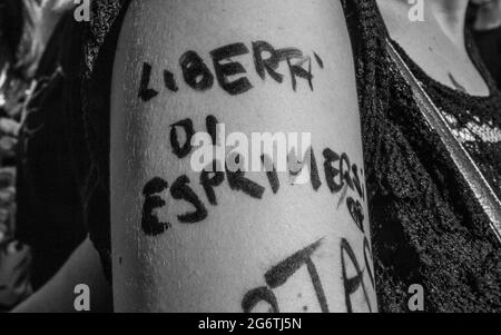 Dante-Platz, Neapel, Italien, 3. Juli 2021. Fünfundzwanzig Jahre nach der ersten Pride in Süditalien (29. Juni 1996) befinden sich die italienischen LGBTQ+-Bürger inmitten eines harten Kampfes, um die Gesetzesvorlage gegen Homophobie, Transphobie, Misogynie und Hassverbrechen gegen behinderte Menschen durch den Abgeordneten Alessandro Zan zu verabschieden. Im Einklang mit den EU-Richtlinien stieß der Vorschlag auf ständigen Widerstand der Konservativen der rechten Seite und der römischen Kirche. „auf meinen linken Arm schrieb ich, was ich will: Die Zustimmung von DDL Zan. Auf dem rechten Arm: Ich habe einige Teilnehmer gefragt, was der Stolz ist und was sie am meisten wollen“, sagt Giul Stockfoto