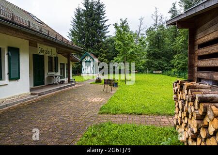 Der ehemalige Bahnhof Görsdorf in Lautertal, Landkreis Coburg, Bayern, Deutschland, dient nun als Privathaus; das alte „Görsdorf“-Bahnhofsschild hängt noch über der Tür. Das Gebäude stand an der Werrabahn (Eisenach–Coburg), die 1858 eröffnet wurde, bereits auf bayerischem Gebiet, während das Dorf Görsdorf, das ihm seinen Namen gab, in Thüringen liegt. Der Abschnitt zwischen Eisfeld und Görsdorf wurde ab dem 8. April 1945 nicht mehr befahren und 1949 offiziell stillgelegt. Stockfoto