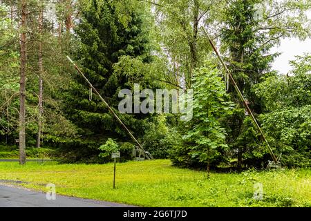 Am ehemaligen Bahnhof von Görsdorf, der nun zu einem Wohngebäude umgebaut wurde, sind noch viele Relikte aus der Eisenbahnzeit zu sehen. Zum Beispiel die alten Kurbelbarrieren. Lautertal, Deutschland Stockfoto