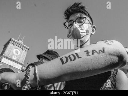 Dante-Platz, Neapel, Italien, 3. Juli 2021. Fünfundzwanzig Jahre nach der ersten Pride in Süditalien (29. Juni 1996) befinden sich die italienischen LGBTQ+-Bürger inmitten eines harten Kampfes, um die Gesetzesvorlage gegen Homophobie, Transphobie, Misogynie und Hassverbrechen gegen behinderte Menschen durch den Abgeordneten Alessandro Zan zu verabschieden. Im Einklang mit den EU-Richtlinien stieß der Vorschlag auf ständigen Widerstand der Konservativen der rechten Seite und der römischen Kirche. „auf meinen linken Arm schrieb ich, was ich will: Die Zustimmung von DDL Zan. Auf dem rechten Arm: Ich habe einige Teilnehmer gefragt, was der Stolz ist und was sie am meisten wollen“, sagt Giul Stockfoto