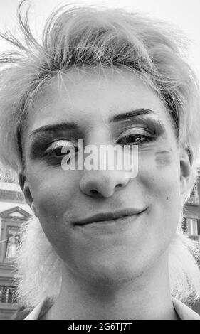 Dante-Platz, Neapel, Italien, 3. Juli 2021. 25 Jahre nach der ersten Pride in Süditalien sind die italienischen LGBTQ+-Bürger mitten in ihrem Kampf, den Gesetzentwurf gegen Transhomophobie, Misogynie und Hassverbrechen an behinderten Menschen durch den Abgeordneten Alessandro Zan zu verabschieden. „Mein Weg war sicherlich nicht einfach. Ich komme aus einem sehr kleinen Dorf in der Provinz Salerno. Viele schlechte Worte und Vergehen wurden auf der Straße gesagt, in mein Gesicht, oder geflüstert, während ich vorüberging. Es ist also nicht einfach, wir haben immer noch viel zu kämpfen und deshalb bin ich hier. Aber ich sehe ein Licht. Zum Beispiel, hier habe ich gerade Stockfoto