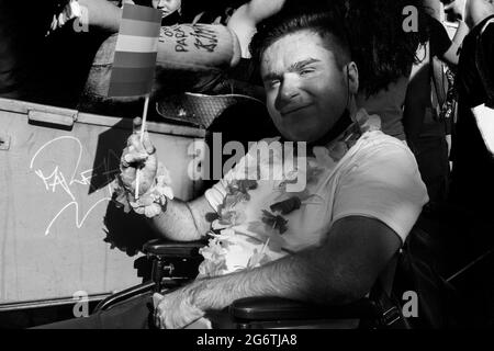 Dante-Platz, Neapel, Italien, 3. Juli 2021. 25 Jahre nach der ersten Pride in Süditalien kämpfen italienische LGBTQ+-Bürger darum, den Gesetzentwurf gegen Transhomophobie, Misogynie und Hassverbrechen an behinderten Menschen durch den Abgeordneten Alessandro Zan zu verabschieden. „Es gibt immer noch eine Menge Diskriminierung von Behinderten, auch bei LGBTQ+. Wahrscheinlich bin ich hässlich, da ich eine bullöse Ichthyose habe, eine angeborene Hauterkrankung. Aber ich bin ein sonniger Junge. Ich lebe seit zwanzig Jahren mit dieser Krankheit, bin völlig unabhängig und habe viele Freunde. Du kannst es jetzt nicht sehen, aber ich gehe normalerweise. Eigentlich habe ich sehr viel Glück, bec Stockfoto