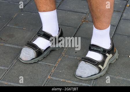 Weiße Socken in Sandalen, älterer Mann Stockfoto