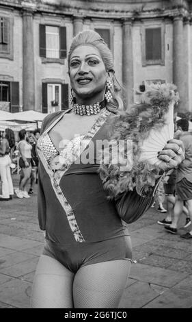 Dante-Platz, Neapel, Italien, 3. Juli 2021. 25 Jahre nach der ersten Pride in Süditalien (29. Juni 1996) befinden sich die italienischen LGBTQ+-Bürger mitten im Kampf um die Gesetzesvorlage gegen Homophobie, Transphobie, Misogynie und Hassverbrechen an behinderten Menschen durch den Abgeordneten Alessandro Zan. Seit November 2020 stößt der Vorschlag auf ständigen Widerstand der Konservativen der rechten Seite und der römischen Kirche. „Ich lebe seit drei Jahren in Neapel. Persönlich habe ich hier nie eine Diskriminierung erlebt', sagt sie. Sabrina Merolla/Alamy Stockfoto