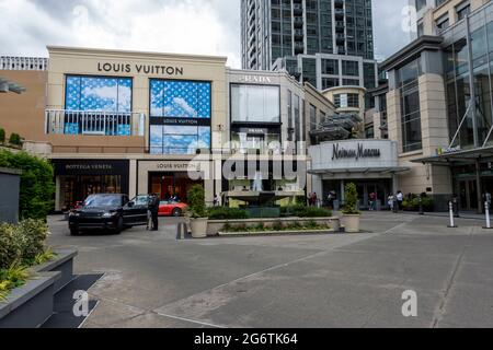 Bellevue, WA USA - ca. Juni 2021: Blick auf den Parkservice, der außerhalb des Einkaufsviertels Shops of Bravern in der Innenstadt von Bellevue angeboten wird. Stockfoto