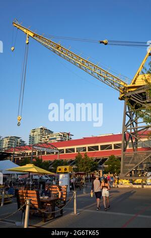 Menschen entspannen sich im Freien in der Shipyards Commons Community Development in North Vancouver, British Columbia, Kanada Stockfoto