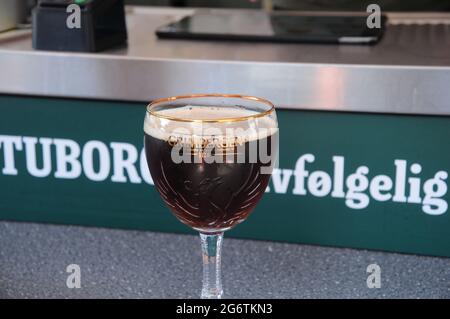 Kopenhagen, Dänemark. 08. Juli 2021,Denes Jazz-Publikum genießen Grimbergen dunkle Bierchen dänisch juli Sommer importiertes belgisches Bier serviert worden Stockfoto