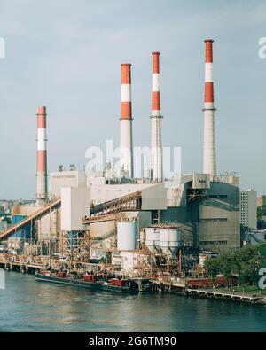 Ein Kraftwerk mit Rauchwolken, von der Ed Koch Queensboro Bridge aus gesehen, New York City Stockfoto