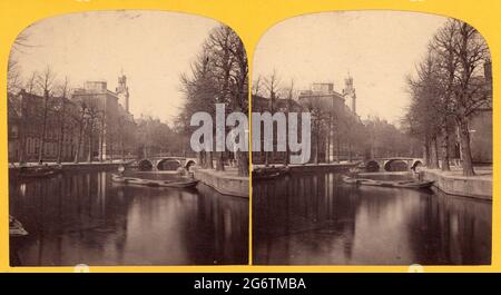 Die Rapenburg mit Akademiegebäude in Leiden, Holland. Die Stereobilder von Adolphe Braun stammen aus der Zeit um 1865 und sind eines der frühesten Fotos dieser Stadt. 1575 von William, Prinz von Oranien, als Belohnung für die Stadt Leiden für ihre Verteidigung gegen die spanischen Angriffe während des Achtzigjährigen Krieges gegründet, ist es die älteste Hochschuleinrichtung in den Niederlanden. Stockfoto